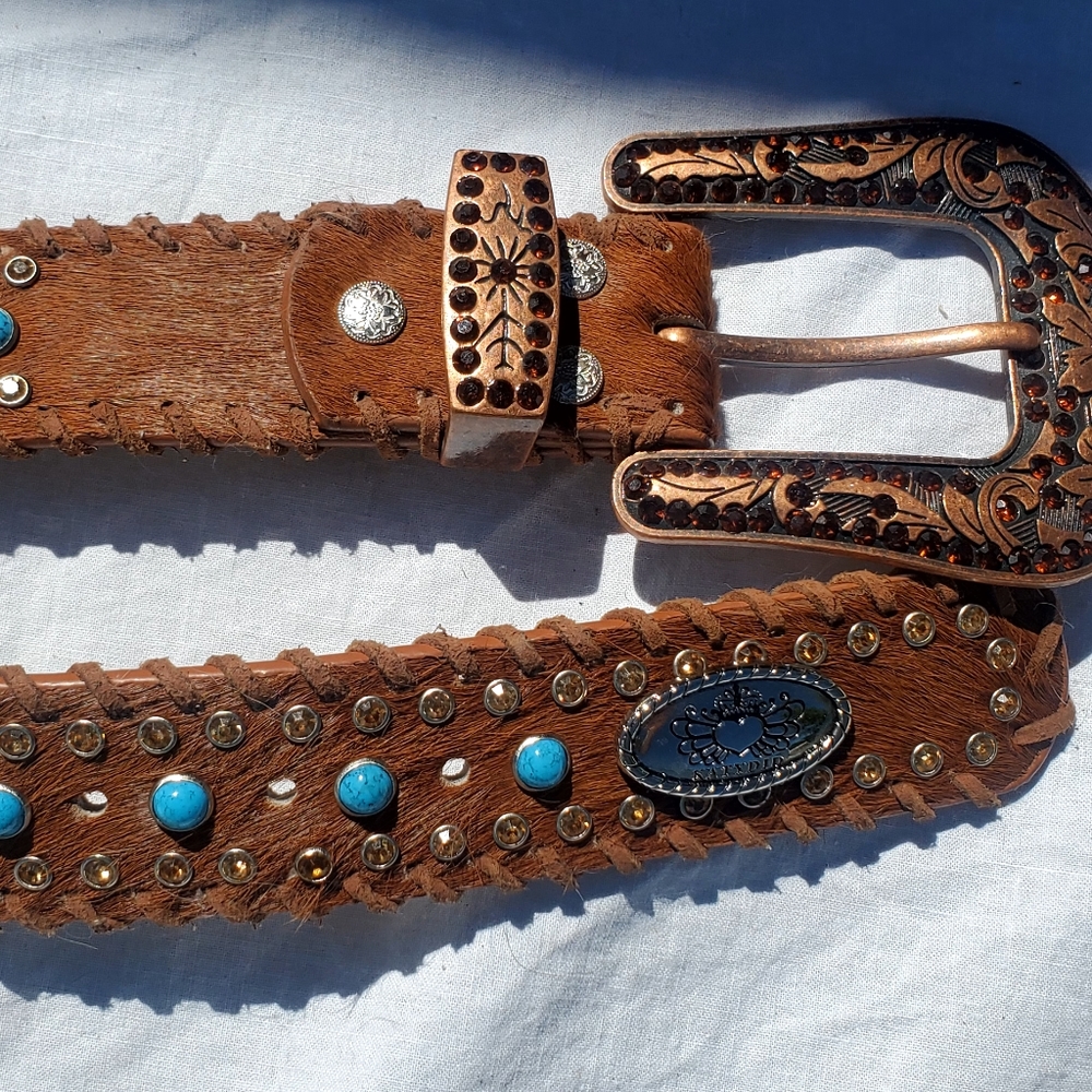 Brown hair on‎ hide belt - Picture 2 of 4